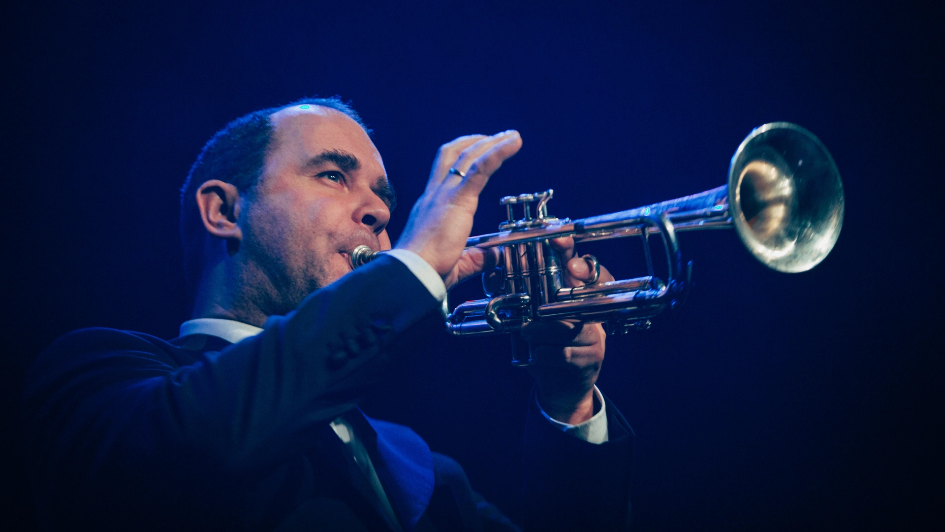 Reinhard Greiner spielt Trompete auf der Bühne